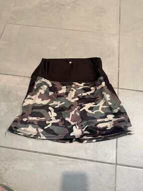 High-Waist Camo Tennis Skirt with Built-In Shorts - Black & Green